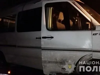 На Донеччині автівка злетіла з дороги, четверо пасажирів травмовані