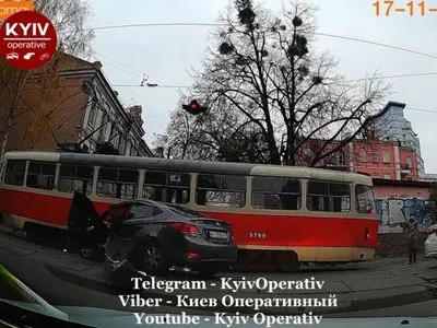 Автомобиль въехал в трамвай в Киеве, движение заблокировано