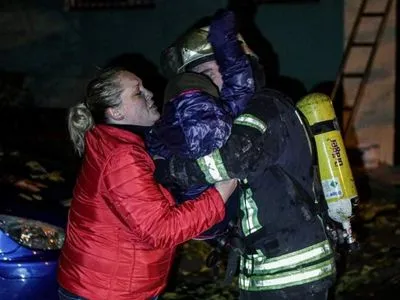 В Киеве посреди ночи горела многоэтажка, людей эвакуировали