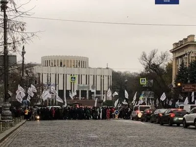 Митингующие перекрыли улицу Грушевского в столице