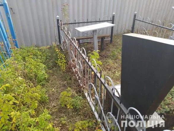 На Харківщині затримали чоловіка через наругу над могилами