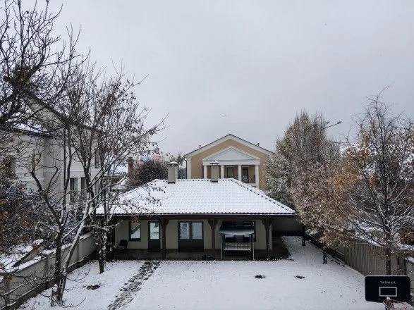 Иностранные дипломаты радуются первому снегу в Киеве: поделились фото