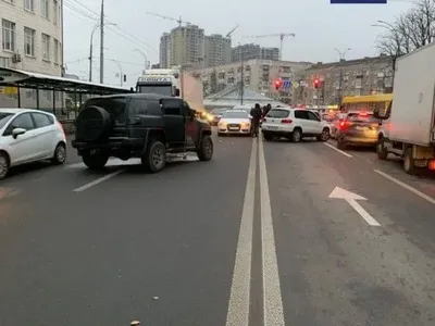 На Воздухофлотском проспекте в Киеве столкнулись три авто: движение затруднено
