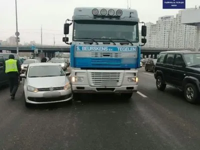 В Киеве ДТП легковушки и грузовика: затруднено движение в направлении правого берега