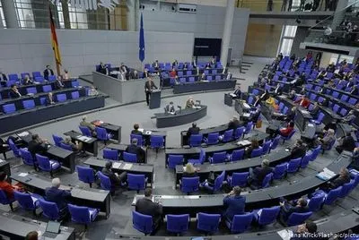 Парламент Германии расширил полномочия правительства для борьбы с COVID-19