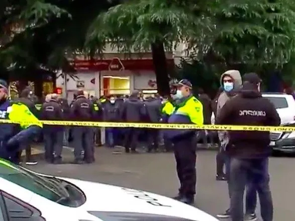 Захват заложников в Тбилиси: неизвестный удерживает 9 человек