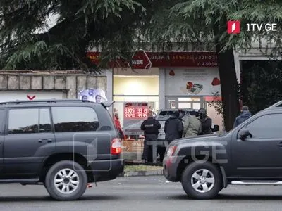 В Тбилиси неизвестные с оружием захватили заложников в офисе