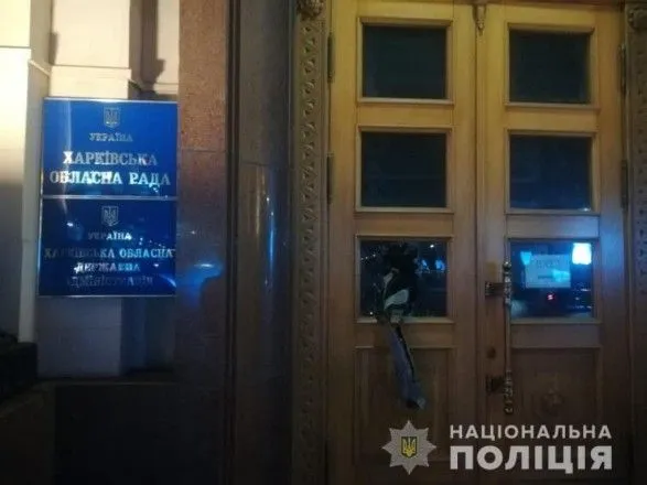 Кричал "Аллах Акбар" и бил стекла в Харьковской ОГА: полиция открыла дело