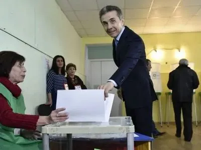 На виборчій дільниці в Тбілісі заздалегідь продезінфікували кабінку для бізнесмена Іванішвілі