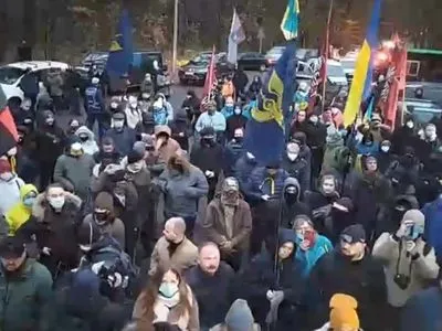 Более сотни автомобилей с активистами прибыли в "Феофании", где лечится Зеленский