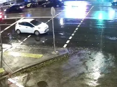 В Киеве автомобиль "сбежал" с парковки и устроил ДТП: видео
