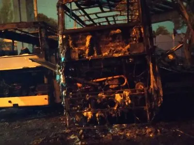 В Одесі на автостоянці загорілися автобуси та евакуатор: є поранений