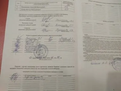 В Ужгороде и Черкассах некоторые УИК подписывают избирательные протоколы "из будущего"