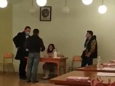 В Ужгороді голова ОДА хотів потрапити на виборчу дільницю без паспорта