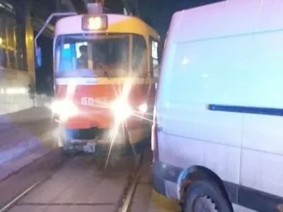 У Києві автомобіль заблокував рух трамваїв