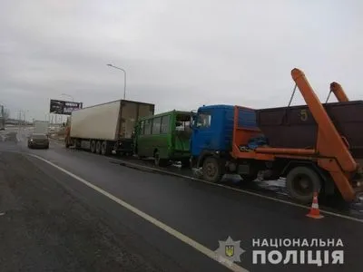В Харькове столкнулись два грузовика и автобус: есть пострадавший