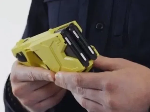 Руководитель Патрульной полиции Украины испытал на себе электрошокер: видео