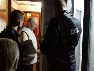 Взяли в "заложники" и требовали деньги: в Киеве вручили подозрение группе полицейских