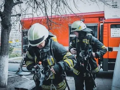 В Киеве горела многоэтажка, спасатели эвакуировали детей и взрослых