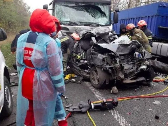 На Черкащині ДТП за участі вантажівок і "Ланоса" - щонайменше двоє загиблих
