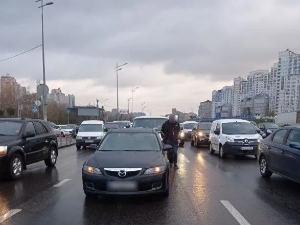 ДТП возле метро "Осокорки" осложнило движение на правый берег