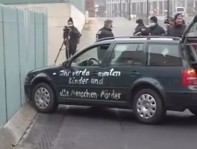 У Берліні автомобіль врізався у ворота офісу Меркель