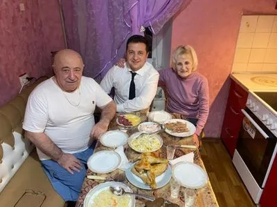Зеленский заехал на ужин к родителям и показал фото
