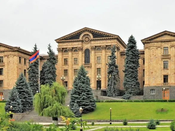 Ситуація у Карабасі: парламент Вірменії відмовився скасувати військовий стан