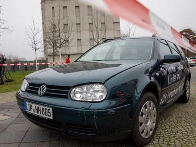 Німецька поліція відпустила чоловіка, який намагався протаранити автівкою у Берліні офіс Меркель