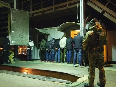 На Одещині прикордонники затримали групу нелегальних мігрантів у Чорноморському порту