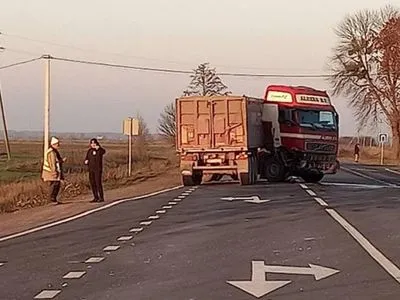 На Рівненщині у ДТП із вантажівкою загинула жінка з дитиною, ще двоє дітей у реанімації