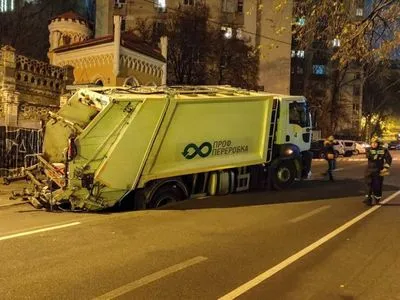 У Києві сміттєвоз провалився під асфальт