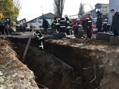 В Николаеве двух рабочих засыпало землей и привалило бетонной плитой