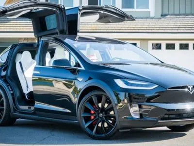 Tesla відкликає більше 10 тис. авто через дефекти