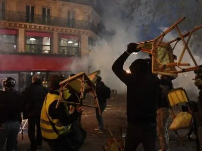 На протестах во Франции пострадали 37 полицейских
