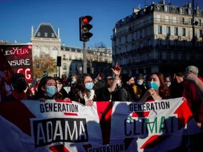Протесты в Париже: силовики применили слезоточивый газ на акции против насилия полиции