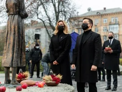 Президент та перша леді вшанували пам'ять жертв Голодоморів в Україні