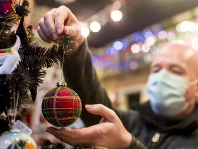 Пандемія: в ЄС планують послабити карантин перед Різдвом