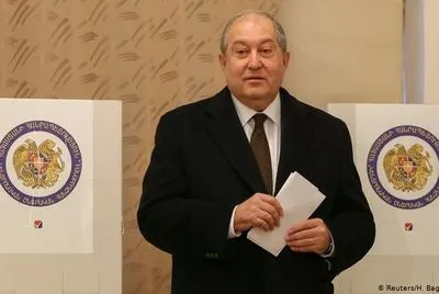 Президент Вірменії виступив за відставку уряду