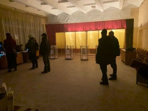 На одном из участков в Черновцах приостанавливали голосование из-за загоревшейся электропроводки