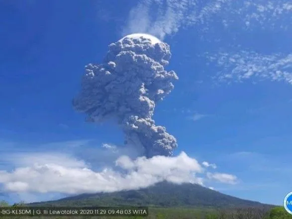 v-indoneziyi-vulkan-levotolo-vikinuv-stovp-popelu-na-visotu-4-km