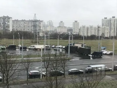 Протесты в Беларуси: силовики в центре Минска сооружают ограждение, стягивают спецтехнику и водометы