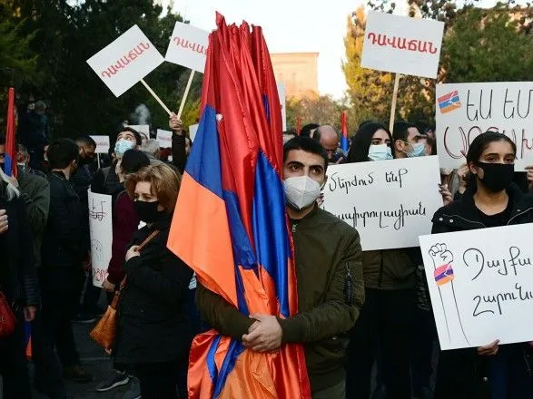 Ситуация в Карабахе: в Ереване протестующие перекрыли дороги, возникли стычки с полицией