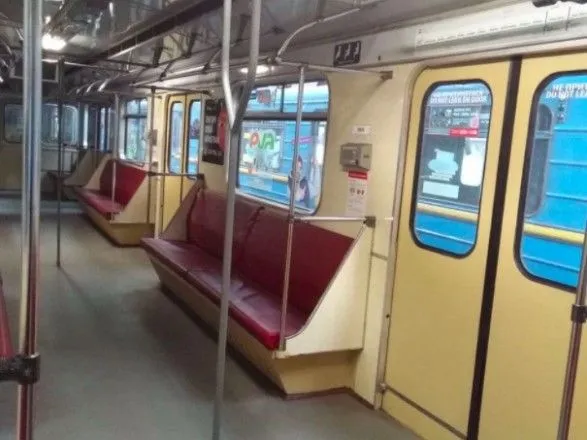 У столичному метро курсує вагон із вертикальними поручнями