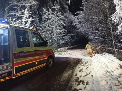 Сніг, ожеледиця та вітер: рятувальники почали надавати допомогу застряглим автомобілям