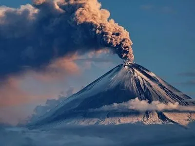 Найвищий діючий вулкан Євразії викинув стовп попелу на 7 км вгору