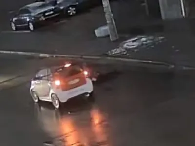 У Києві на світлофорі Smart збив жінку