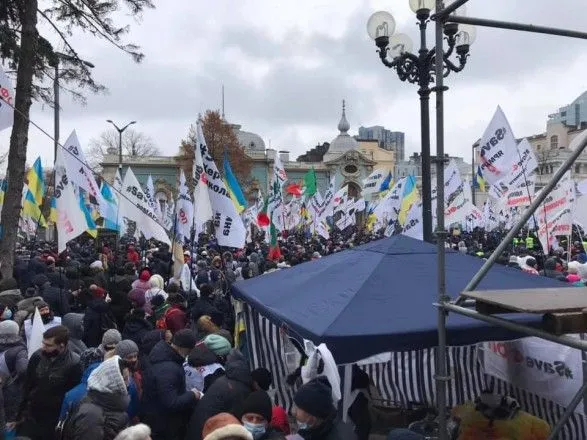 Митингующие пришли под Офис Президента, движение по Крещатику возобновлено