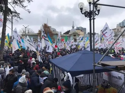 Мітингувальники прийшли під Офіс Президента, рух Хрещатиком відновлено