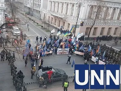 Митингующие перекрыли движение по столичной улице Грушевского